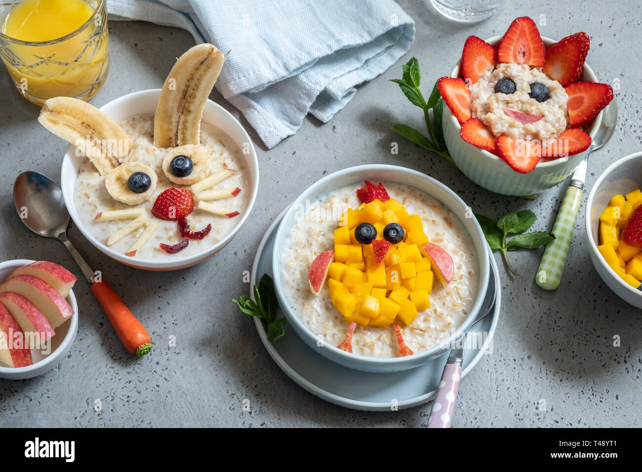 Bols drôles porridge avec pour Pâques Banque D'Images