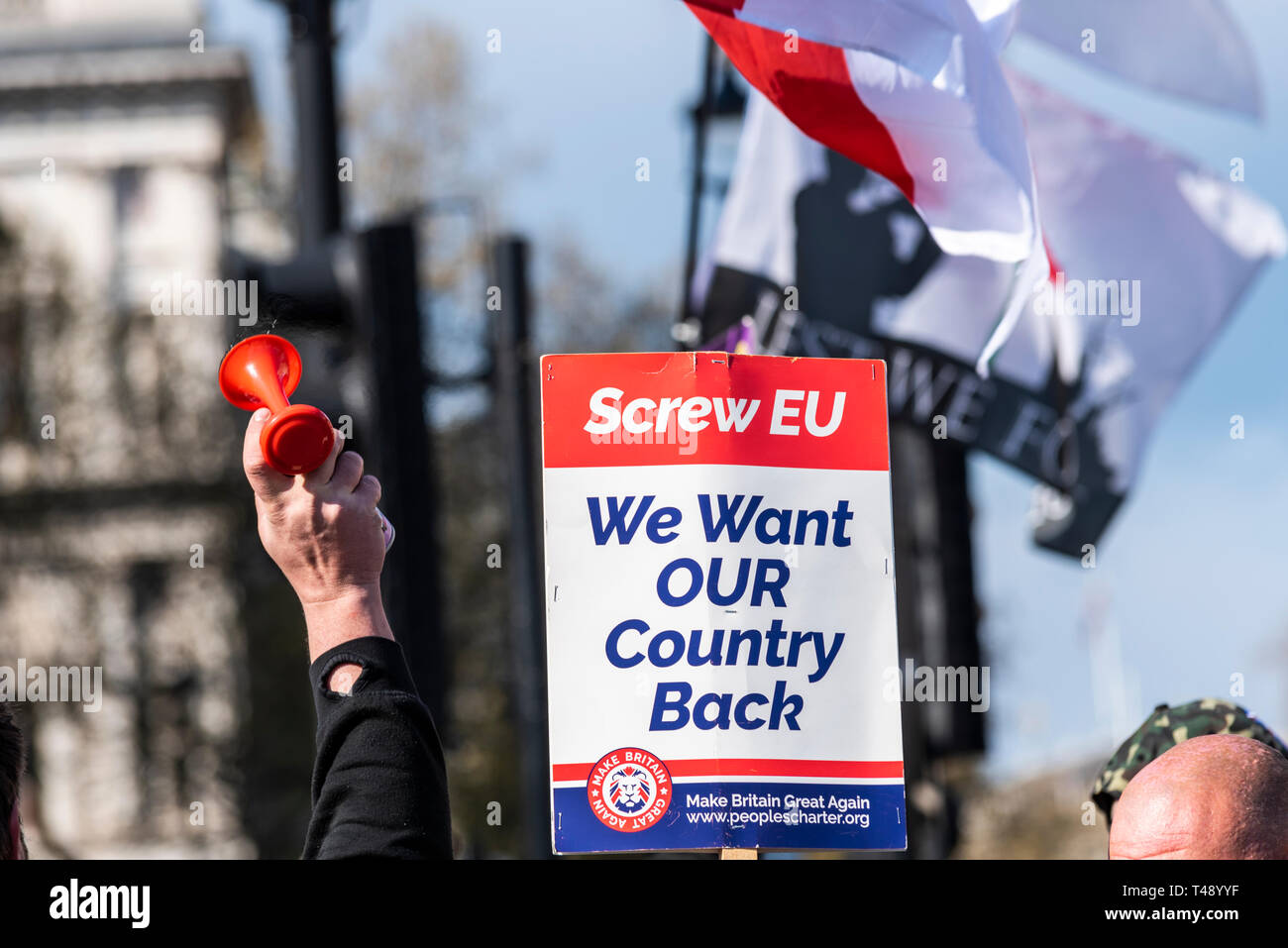 "Nous voulons que notre pays", les manifestants se sont réunis au Parlement place devant les Chambres du Parlement à Westminster en colère contre l'UE de ne pas quitter la France Banque D'Images