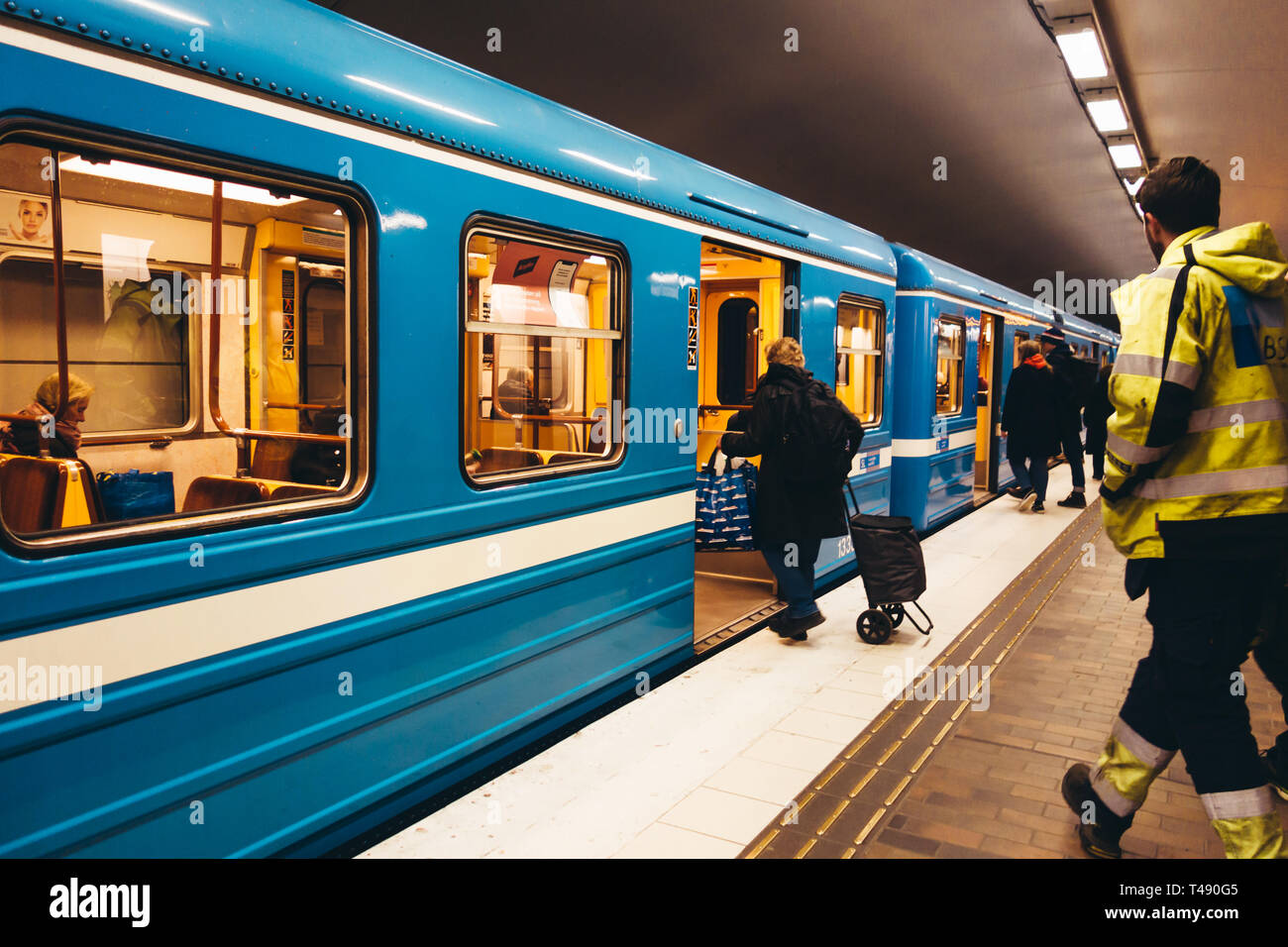Editorial 03.26.2019 Stockholm Suède. Passagers qui entrent dans le métro à la station de métro Gärdet à Banque D'Images