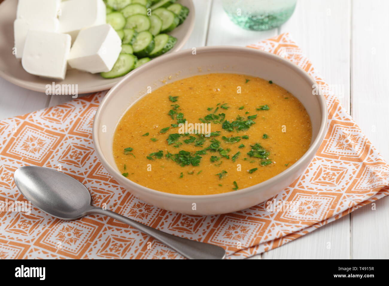 Mercimek corba, bain turc traditionnel soupe de lentilles servi avec fromage, concombres, persil et Banque D'Images
