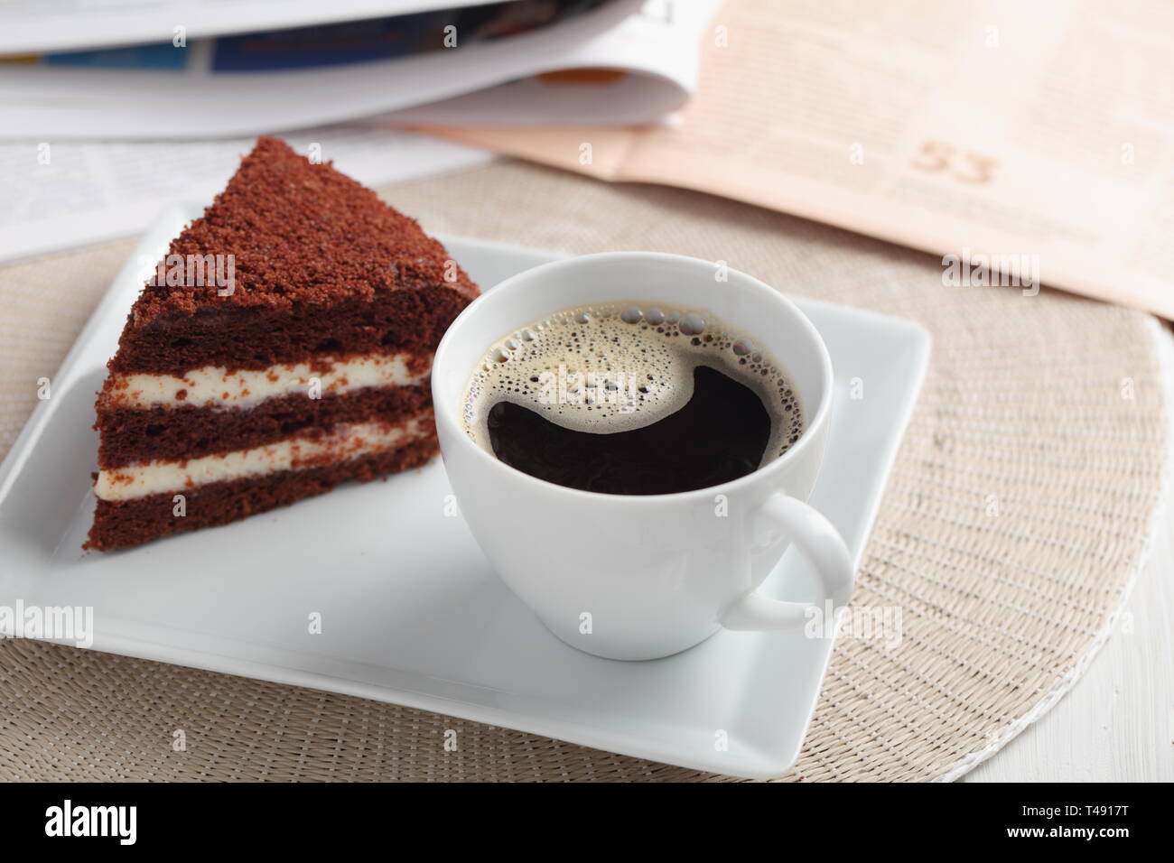 Le Petit Dejeuner Avec La Creme Au Chocolat Gateau Et Une Tasse De Cafe Noir Photo Stock Alamy