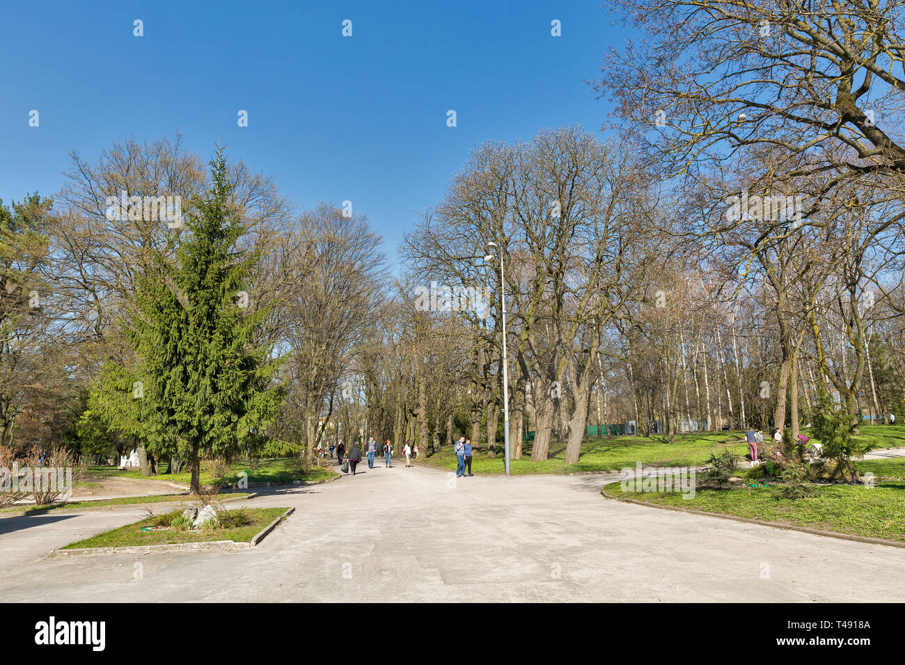 Kiev, UKRAINE - 09 avril, 2018 personnes non reconnu : promenade dans le parc Taras Shevchenko au début du printemps. Ou Rovno Rivne est une ville historique dans l'ouest de l'Ukra Banque D'Images