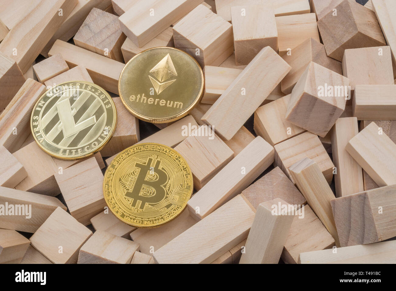 Ethereum, Litecoin, jetons Bitcoin sur de petites briques en bois. Pour le crash de la crypto-monnaie FTX, crash de Bitcoin crash de Litecoin crash d'Ethereum, investir risqué Banque D'Images