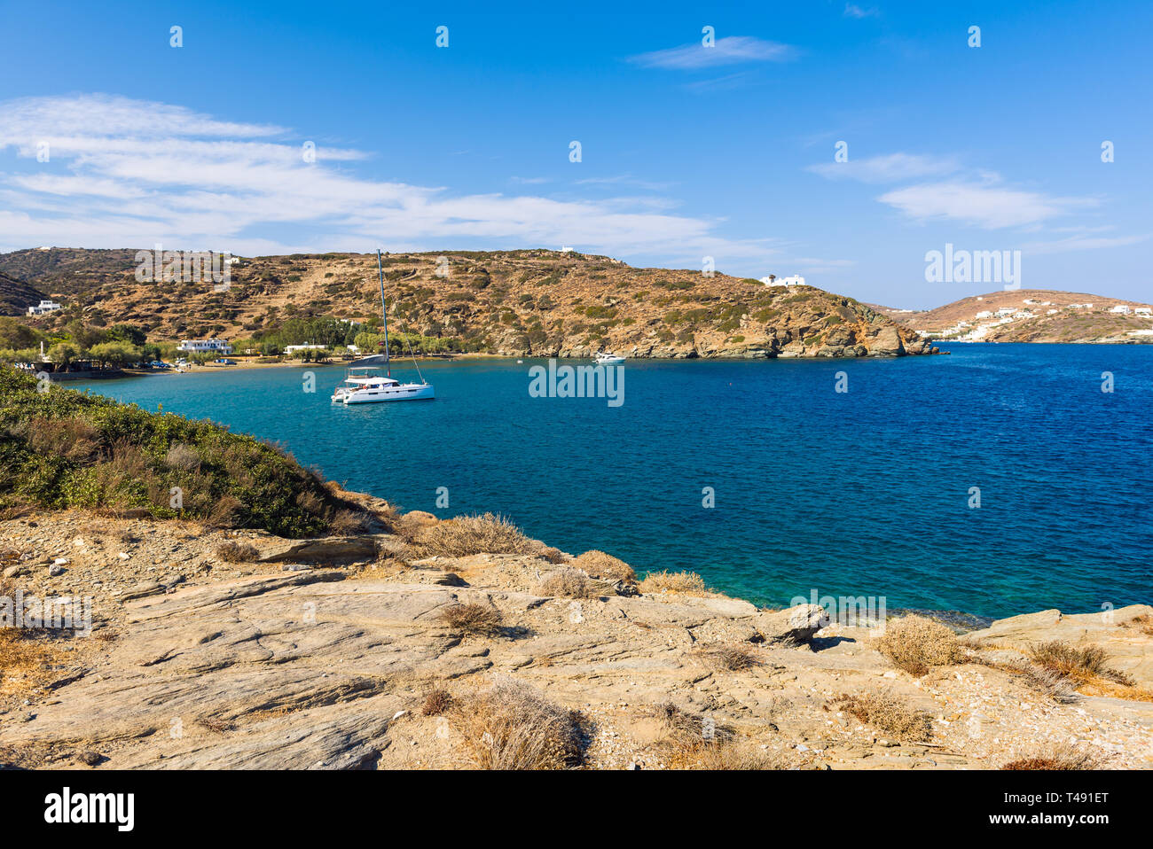 Chrysopigi baie avec la plage principale d'Apocofto avec une eau turquoise. L'île de Sifnos, Cyclades, Grèce Banque D'Images