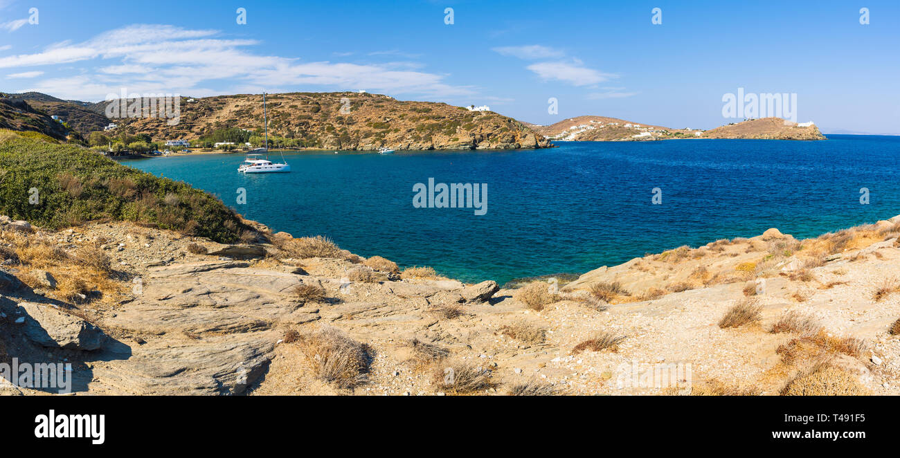 Chrysopigi baie avec la plage principale d'Apocofto avec une eau turquoise. L'île de Sifnos, Cyclades, Grèce Banque D'Images