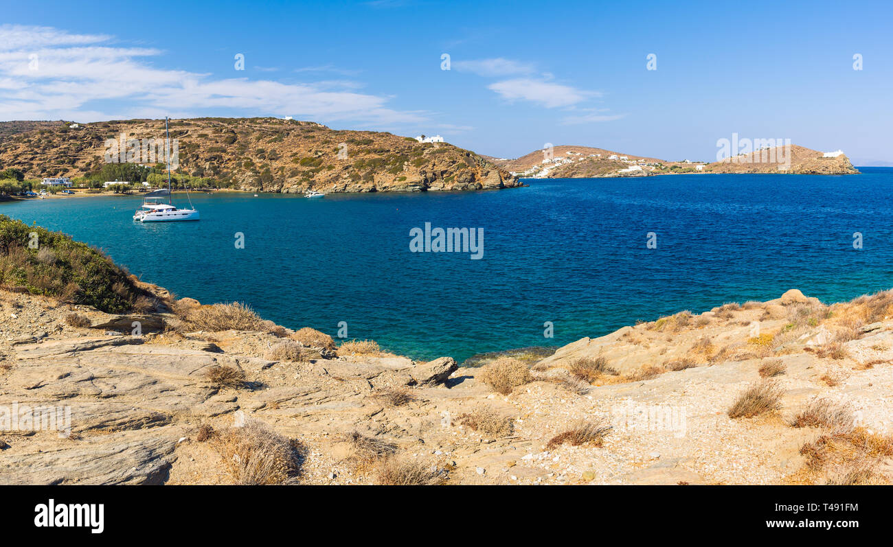 Chrysopigi baie avec la plage principale d'Apocofto avec une eau turquoise. L'île de Sifnos, Cyclades, Grèce Banque D'Images