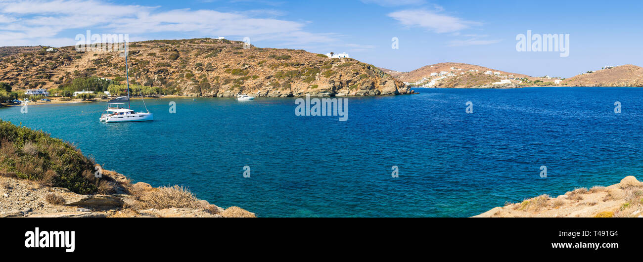 Chrysopigi baie avec la plage principale d'Apocofto avec une eau turquoise. L'île de Sifnos, Cyclades, Grèce Banque D'Images