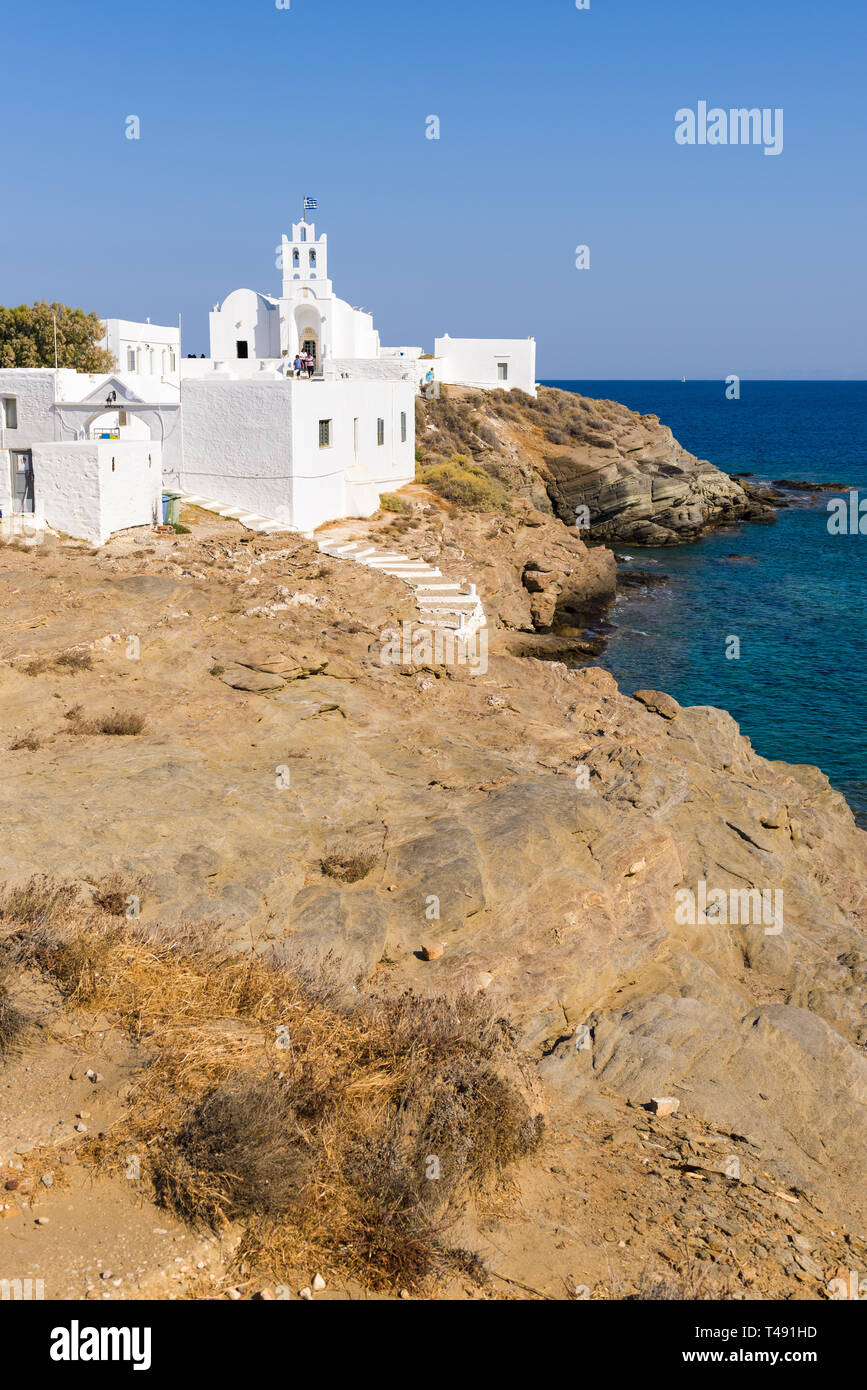 Chrisopigi monastère situé à l'extrémité sud-est de l'île de Sifnos. Cyclades, Grèce Banque D'Images
