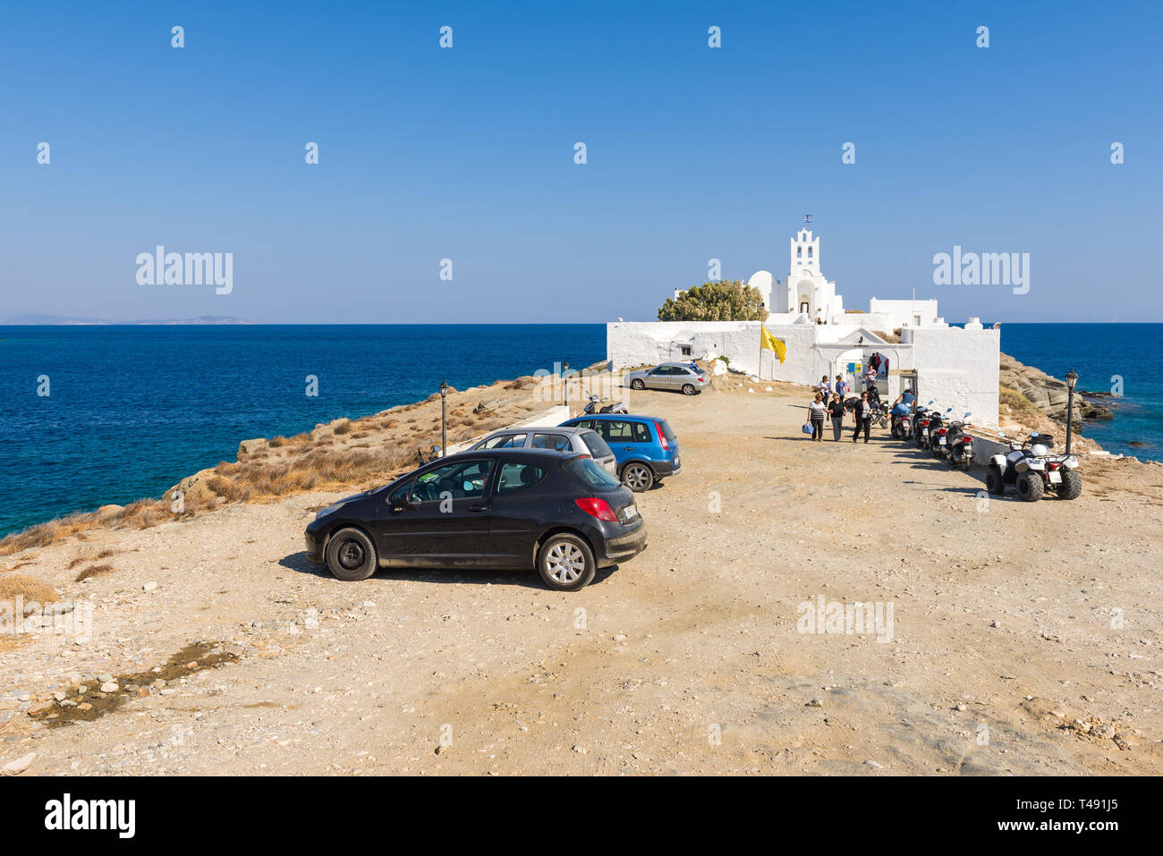 SIFNOS, GRÈCE - 11 septembre 2018 : Parking à l'Chrisopigi monastère sur la côte sud-est de Sifnos. Cyclades, en mer Egée, Banque D'Images