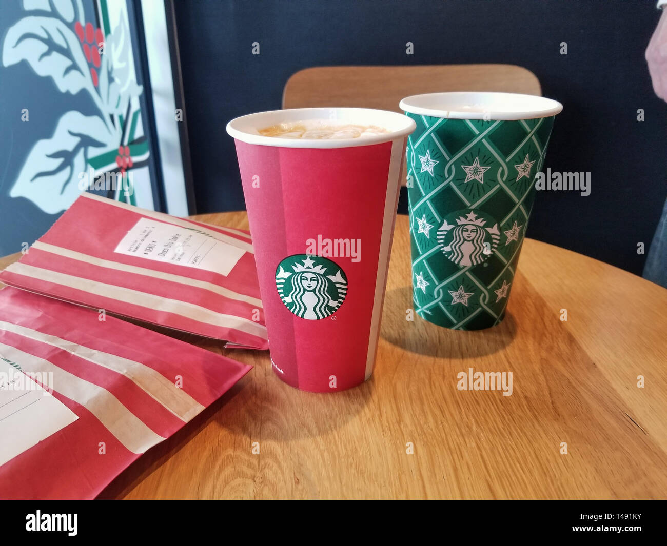 Montréal, Canada - le 18 novembre 2018 : café Starbucks et latte au caramel sur une table. Starbucks est une entreprise de café et café, chai Banque D'Images