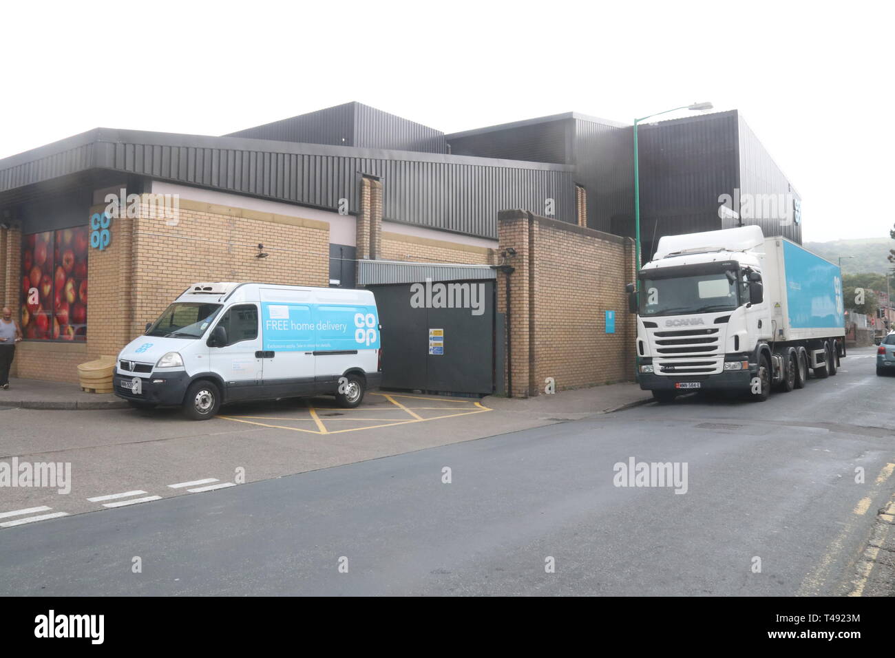 Un CO-OP DELIVERY VAN ET CAMION SUR L'ÎLE DE MAN Banque D'Images