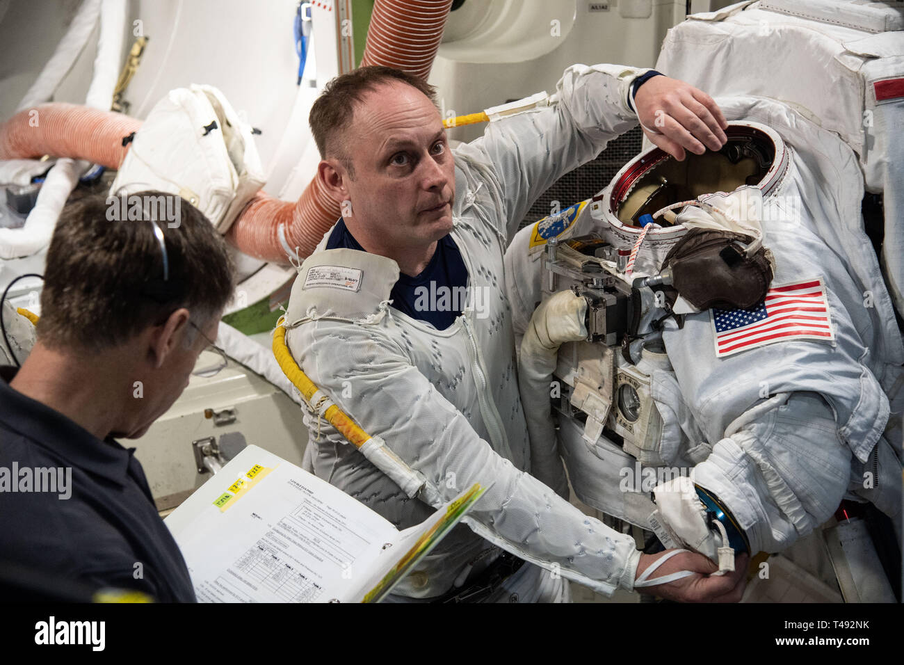 Programme de l'équipe commerciale l'astronaute Mike Fincke, est aidé avec son scaphandre par Boeing l'astronaute Chris Ferguson au cours sas Quest pour ISS simulation formation EVA en prévision de futures sorties dans l'espace à bord de la Station spatiale internationale au Centre spatial Johnson le 6 février 2019 à Houston, Texas. Banque D'Images