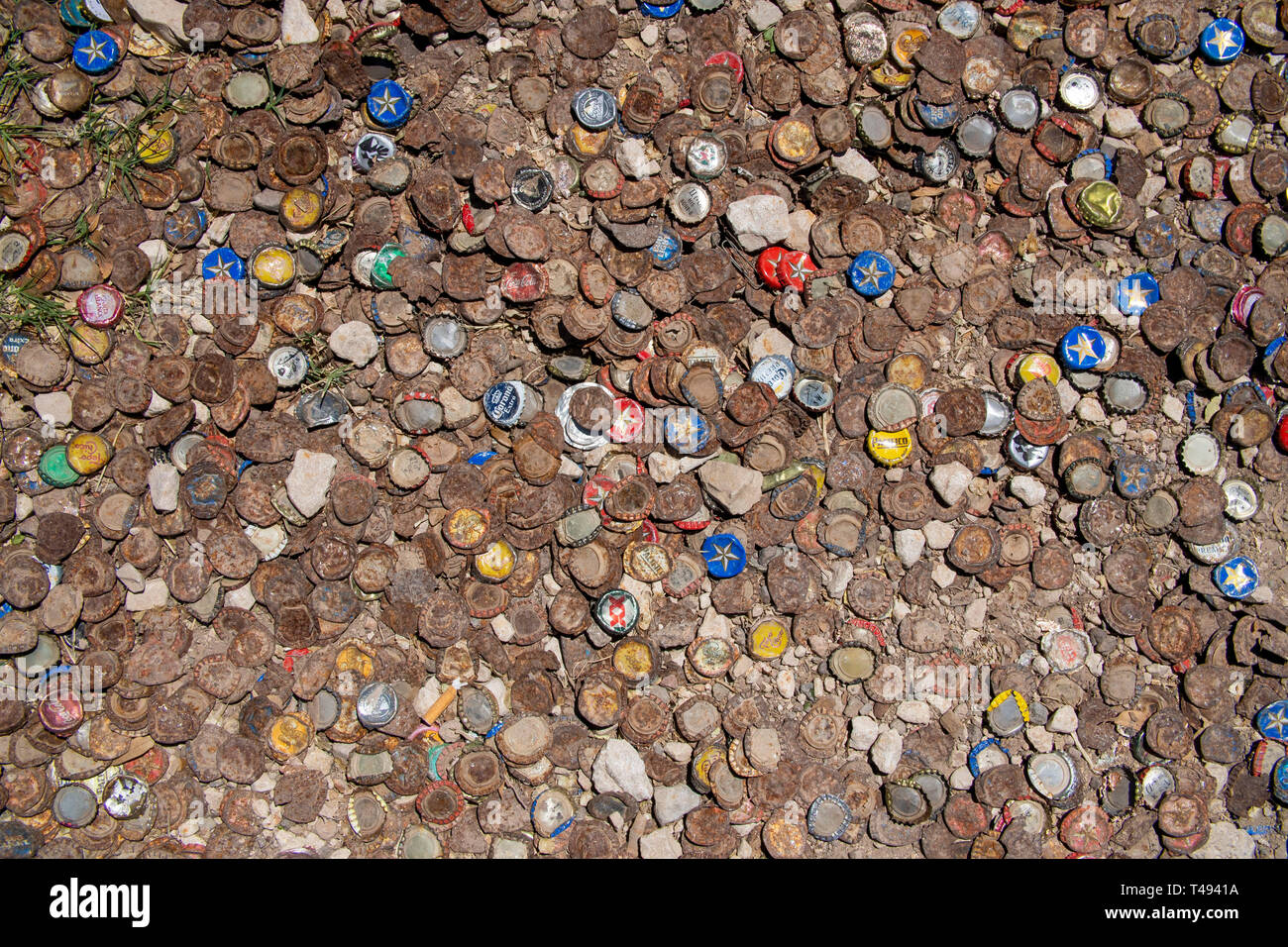 Les bouchons des bouteilles de bière qui couvre l'arrière-cour d'un bar à Marfa, Texas. Banque D'Images