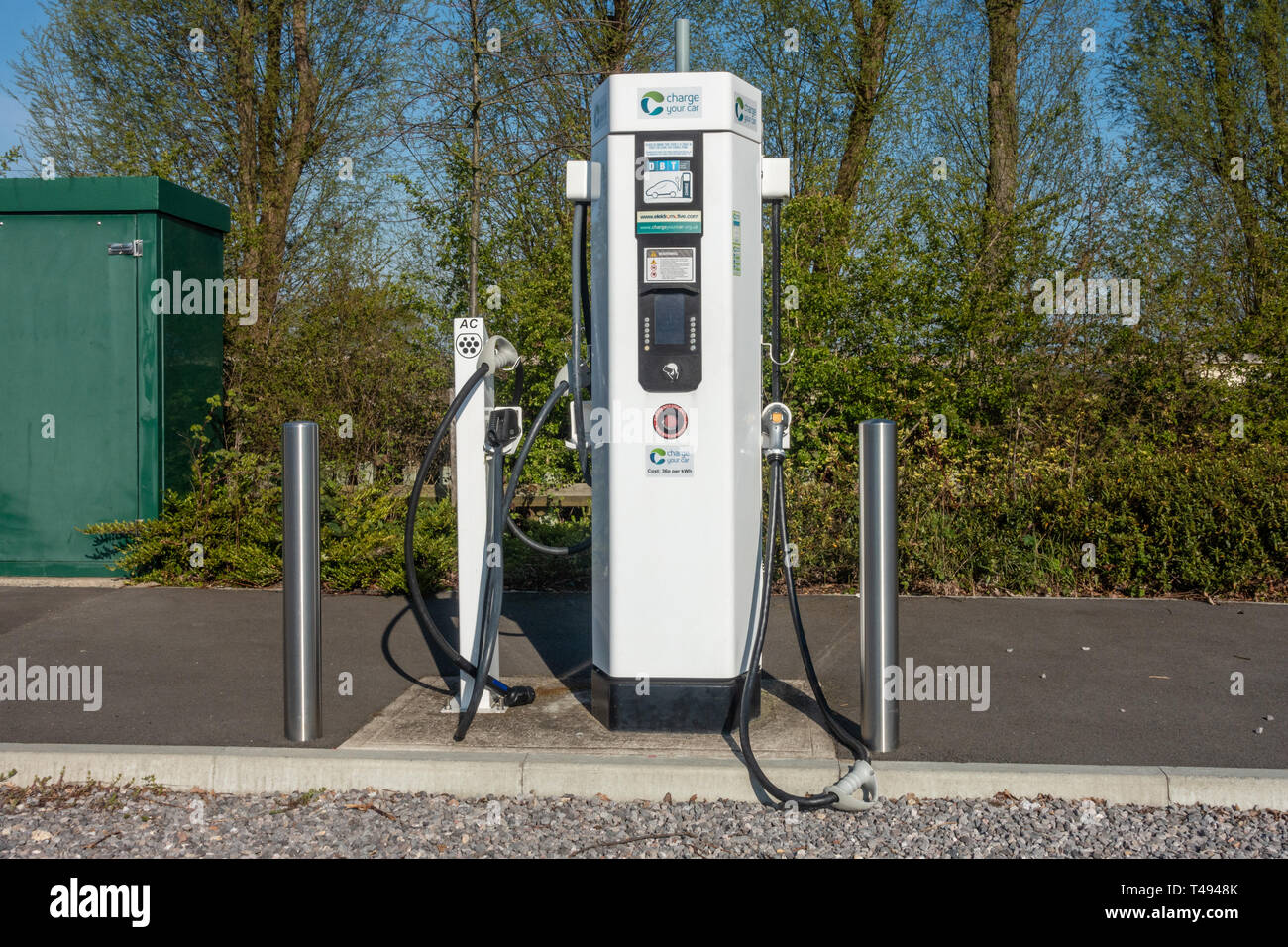 Points de charge électrique pour charger les voitures électriques en Mereoak Park and Ride parking à Reading, Berkshire, Royaume-Uni Banque D'Images