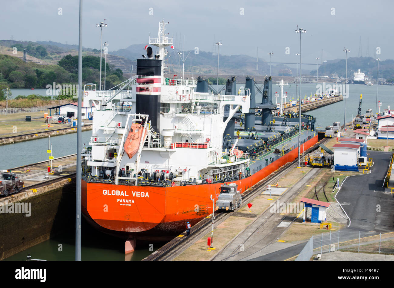 Gros navire qui transite sur l'Ecluse de Miraflores sur sa route par le Canal de Panama Banque D'Images