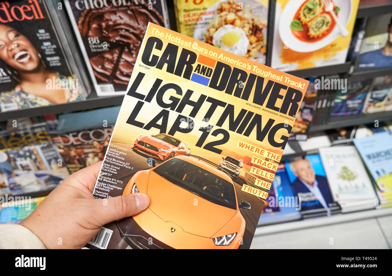 Montréal, Canada - le 9 octobre 2018 : Car and Driver Magazine dans la main sur une pile de magazines. Car and Driver est un magazine automobile américain Banque D'Images