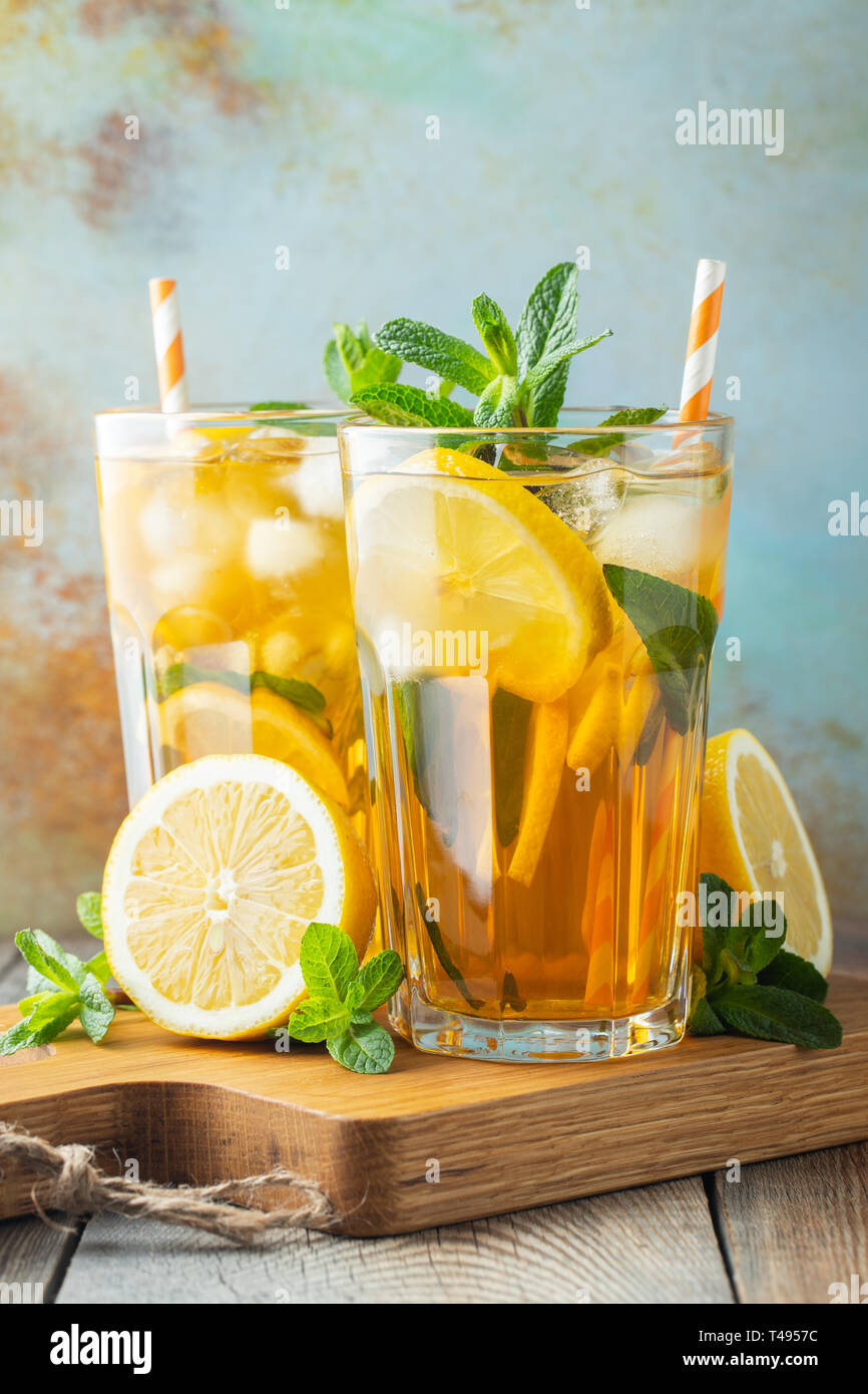 Thé glacé au citron et la glace dans des grands verres. Banque D'Images