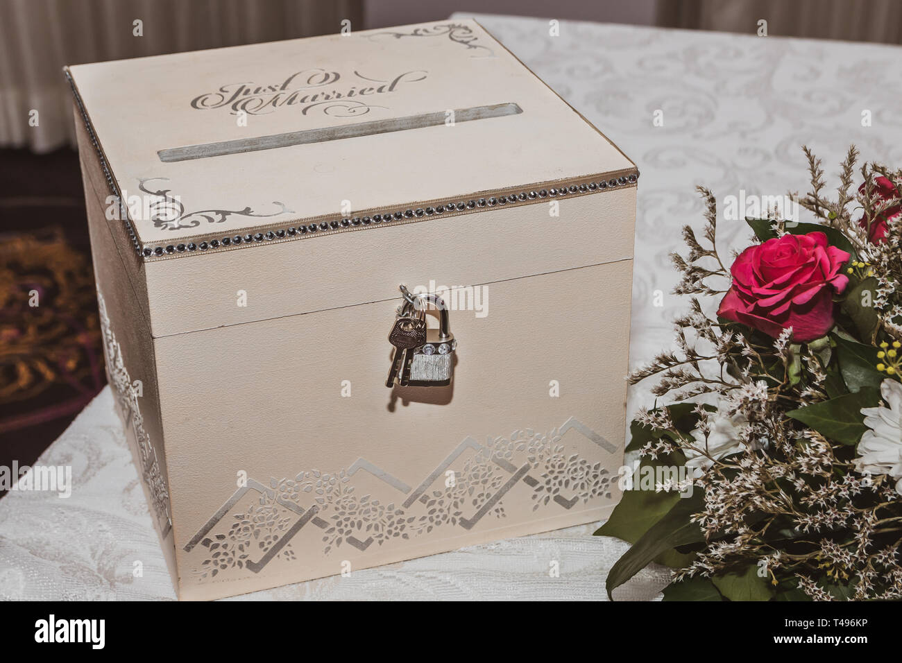 Vintage cadeau de mariage fort pour l'argent et les cartes de vœux. Détails de décoration de mariage sur table. Close up. Banque D'Images