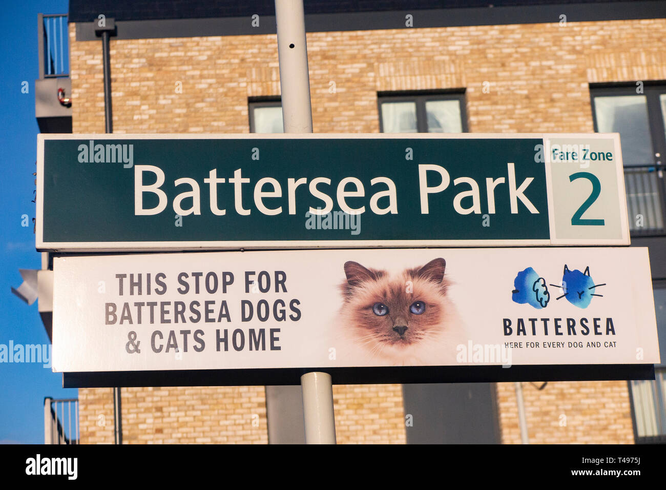 Signes sur la plateforme de la gare Battersea Park Banque D'Images