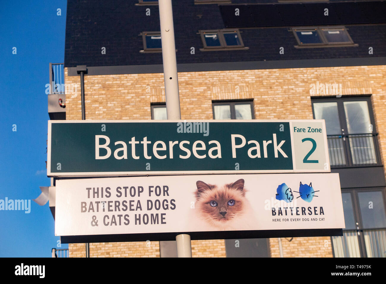 Signes sur la plateforme de la gare Battersea Park Banque D'Images