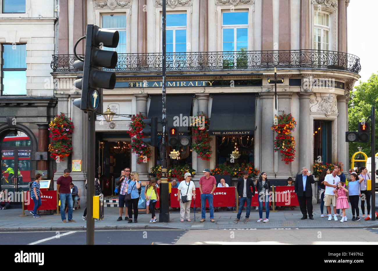 L'extérieur de l'Amirauté pub sur Trafalgar Square à Londres, le 7 mai 2016. Banque D'Images