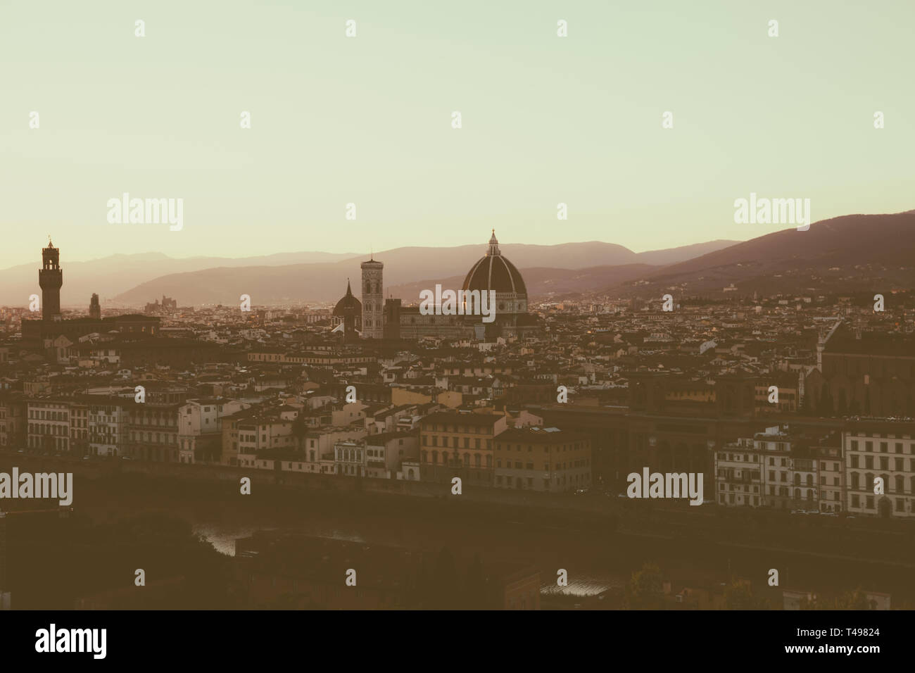 Vue panoramique de la ville de Florence avec Cattedrale di Santa Maria del Fiore et le Palazzo Vecchio à partir de la Piazzale Michelangelo Michelangelo (Square). L'été Banque D'Images