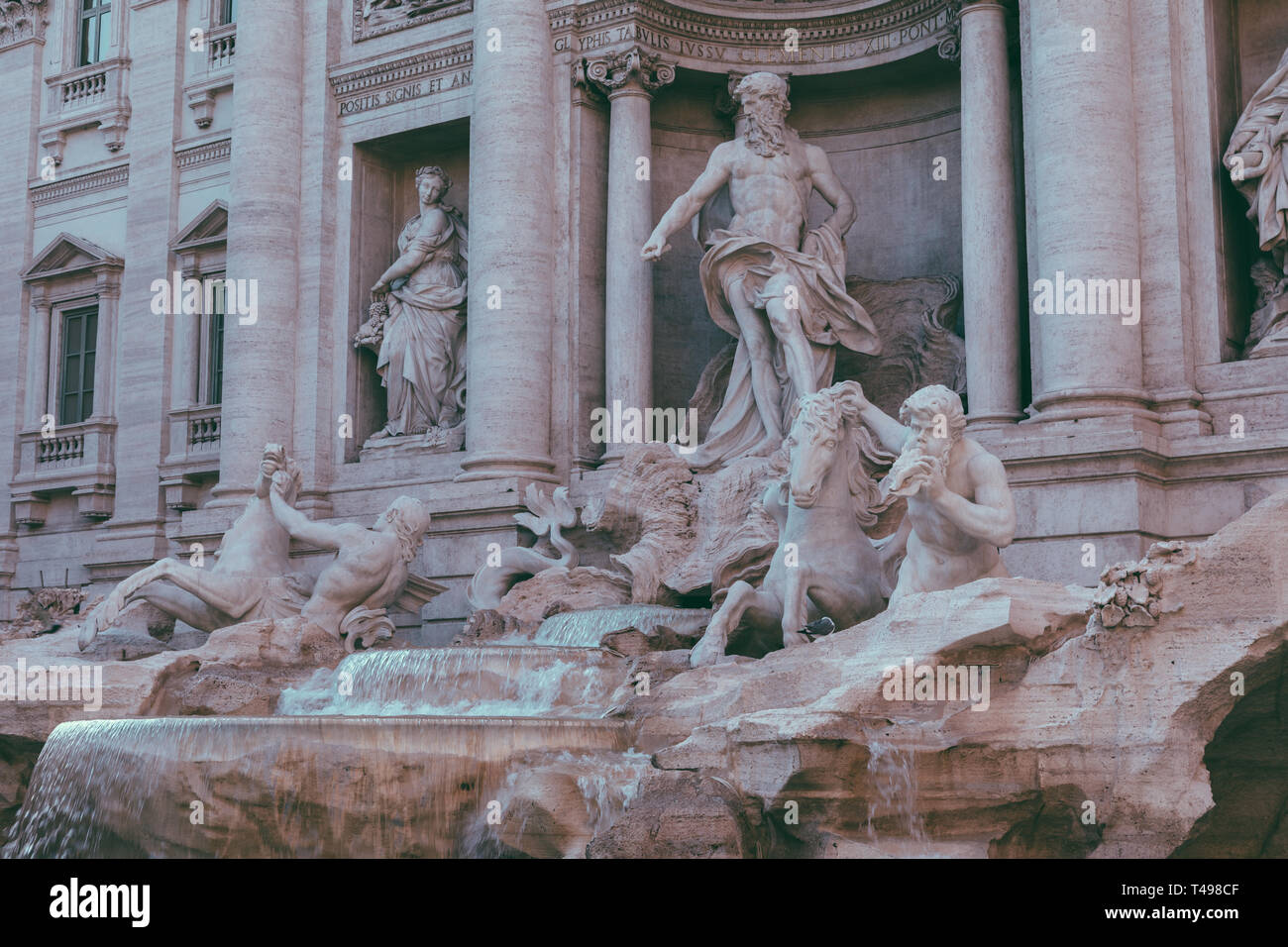 Vue panoramique sur la Fontaine de Trevi dans le quartier de Trevi à Rome, Italie. Il conçu par l'architecte italien Nicola Salvi et achevé par Giuseppe Pannini Banque D'Images