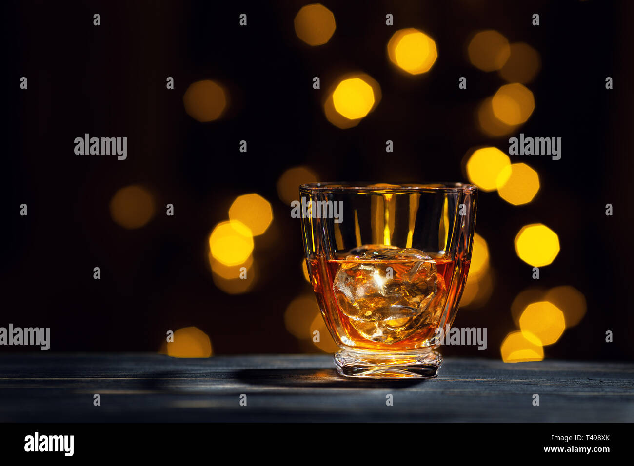 Whisky avec des glaçons dans le verre Banque D'Images