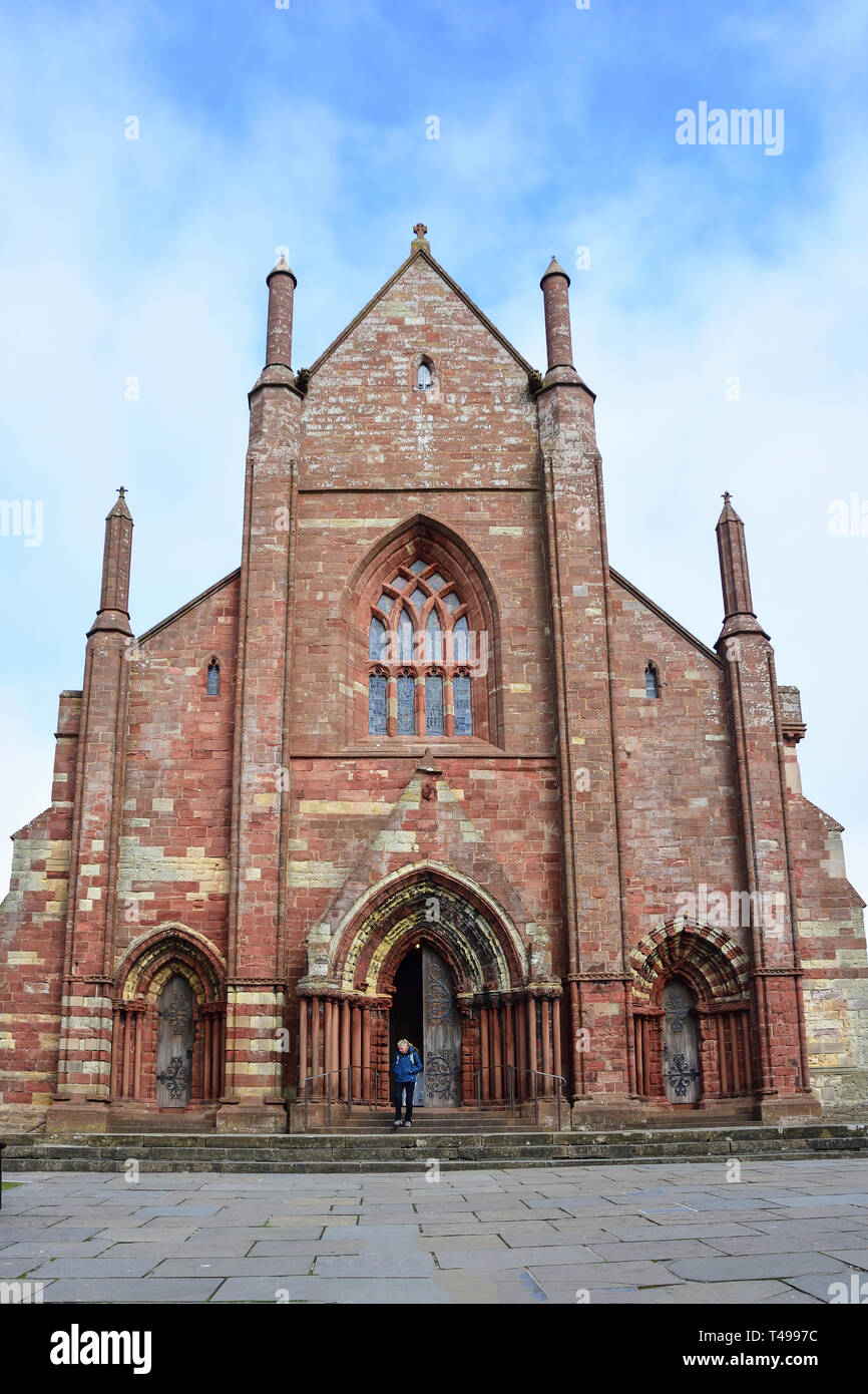 Entrée principale, de la cathédrale St Magnus, Broad Street, Kirkwall, le continent, les îles Orcades, îles du Nord, Ecosse, Royaume-Uni Banque D'Images