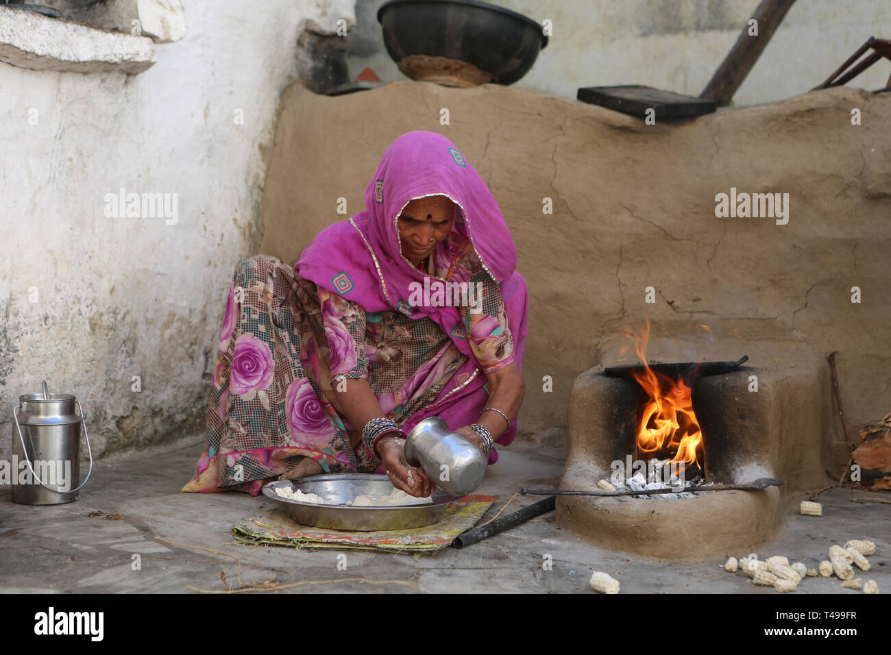 Rajasthani woman cooking indien chapati --- chapatti, pain indien Jodhpur, Rajasthan, Inde, Asie Banque D'Images