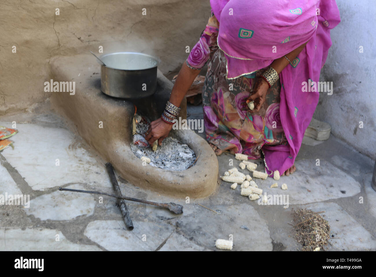 Rajasthani woman cooking indien chapati --- chapatti, pain indien Jodhpur, Rajasthan, Inde, Asie Banque D'Images