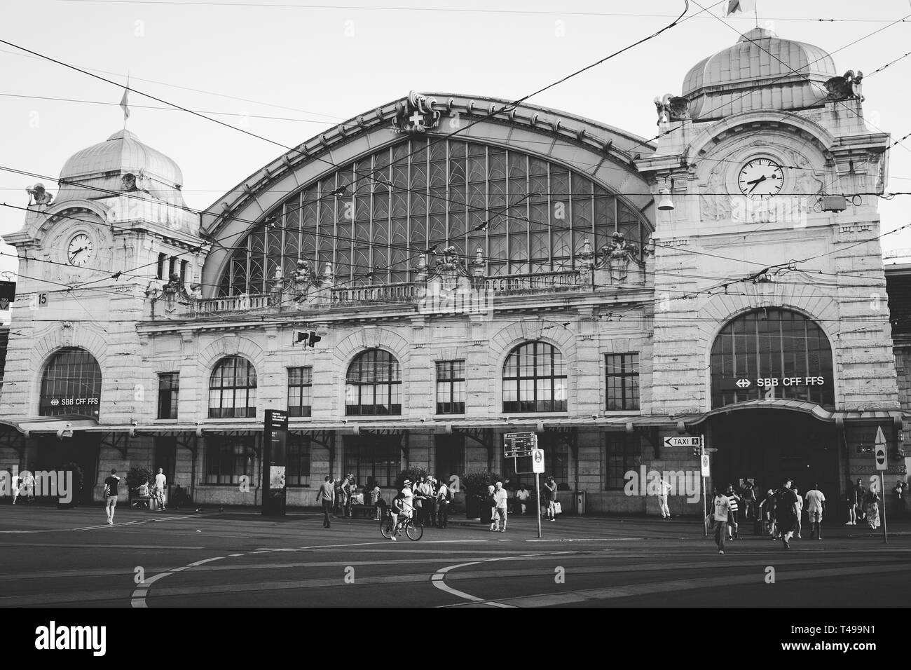 Bâle, Suisse - 21 juin 2017 : vue sur la gare principale de Bâle. Paysage d'été, soleil et météo journée ensoleillée Banque D'Images