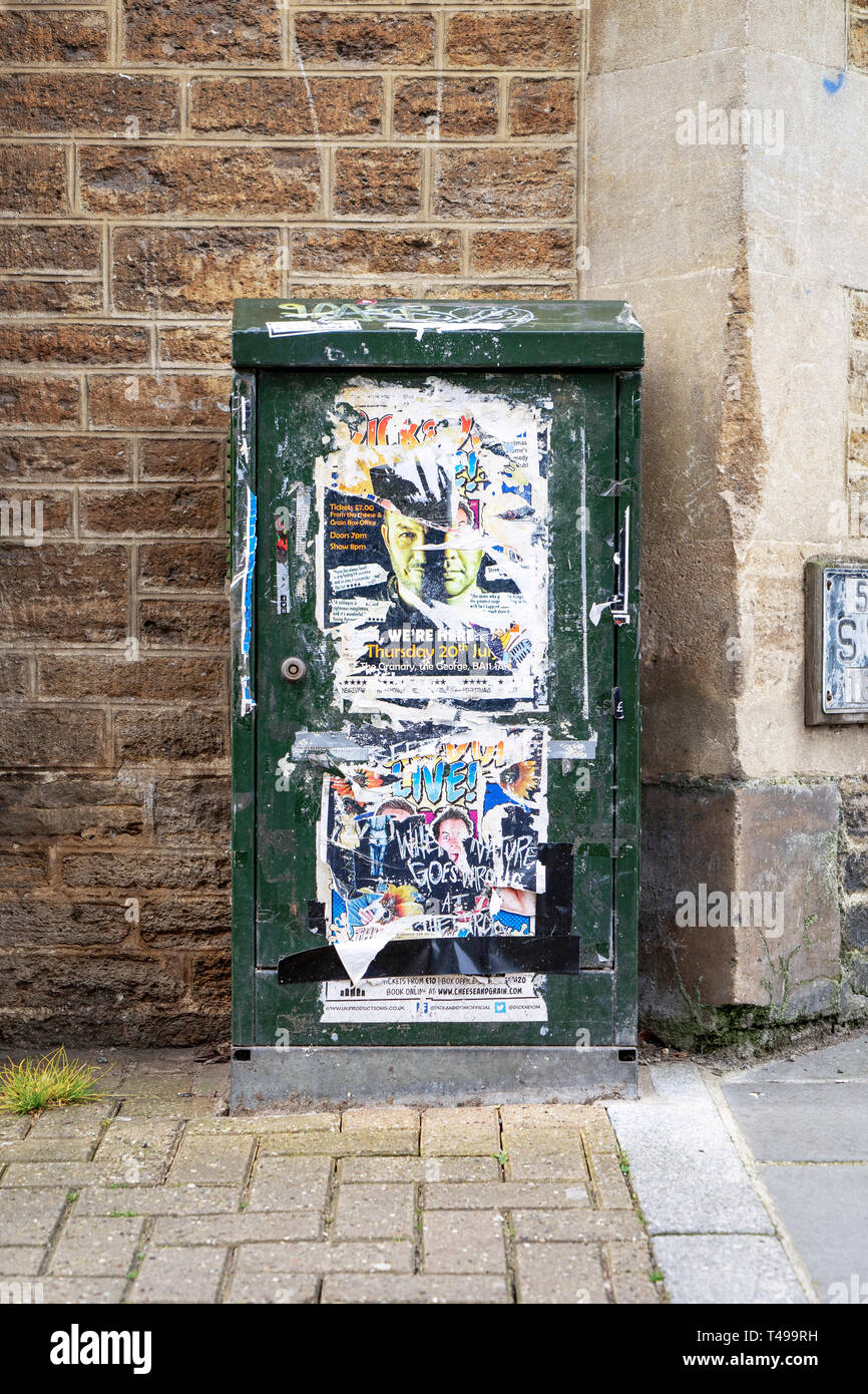 Affiches et dépliants publicitaires sur une boîte de jonction câble British Telecom Banque D'Images