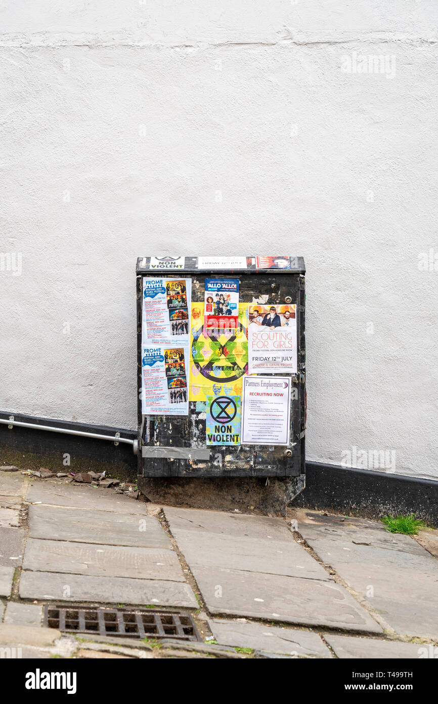 Affiches et dépliants publicitaires sur une boîte de jonction câble British Telecom Banque D'Images