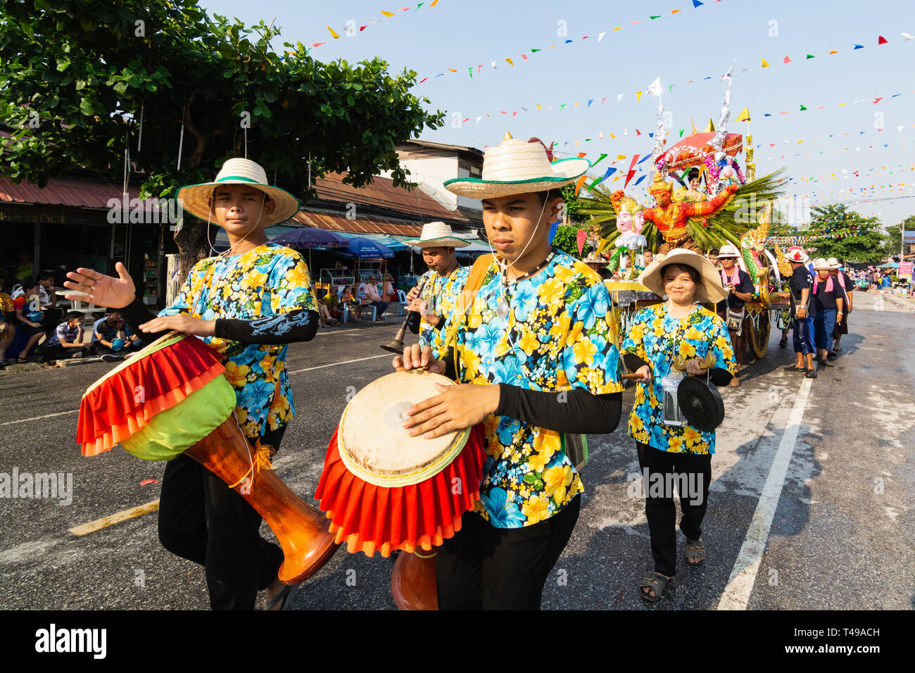 SUKHOTHAI, THAÏLANDE - 13 avril 2019 : Les Thaïlandais célébrer Songkran Nouvel An Fête de l'eau dans la rue. Banque D'Images