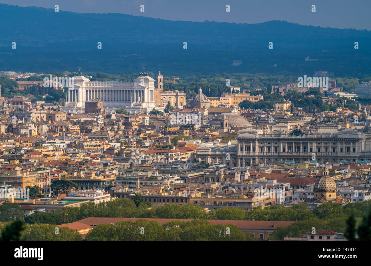 Vue panoramique depuis la terrasse Zodiaco à Rome avec le Vittoriano (Autel de la patrie). Rome, Italie. Banque D'Images