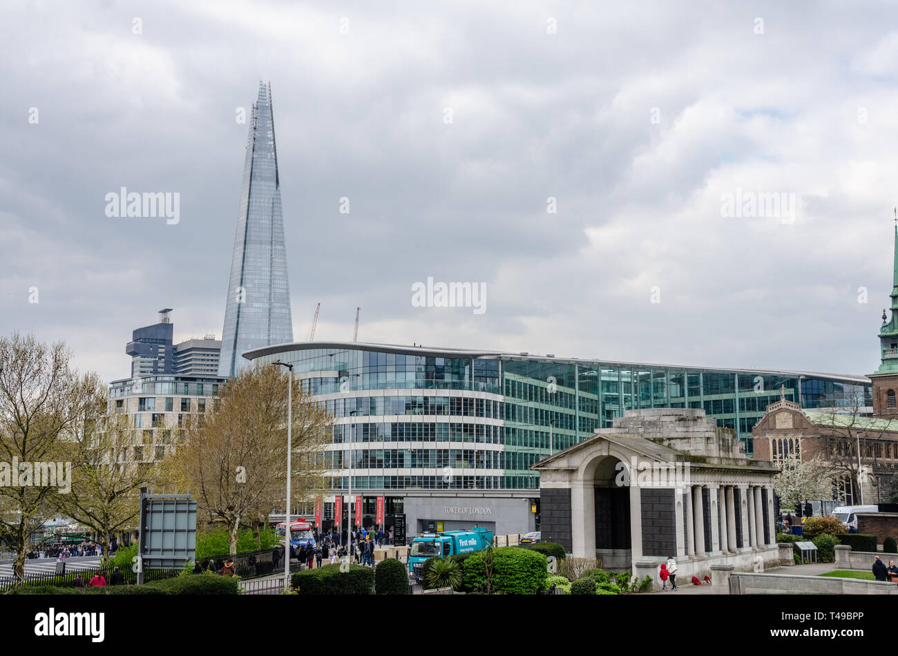 Vue de l'architecture moderne vu de Tower Hill à Londres y compris le tesson dans e ebackground. Banque D'Images