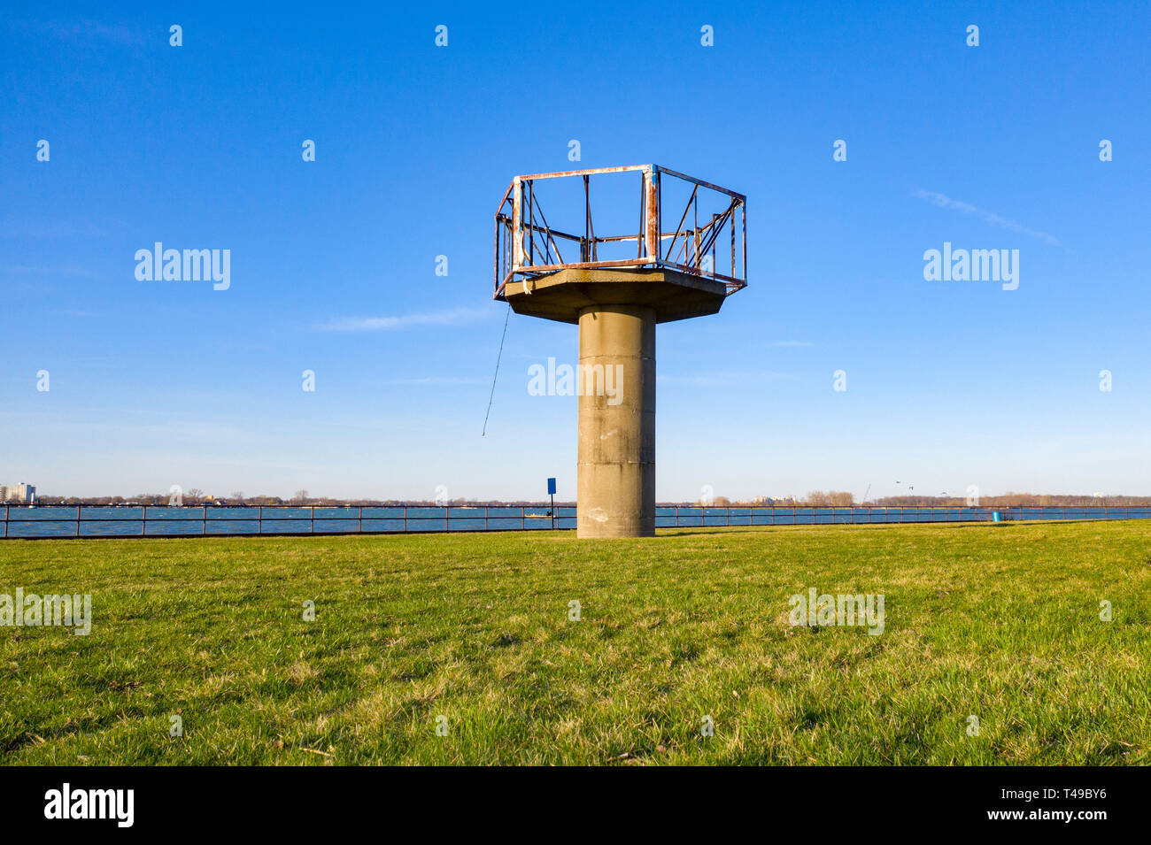 Detroit, Michigan - la base d'une tour radar est tout ce qui reste de l'époque de la guerre froide d'un missile Nike site sur la rivière Détroit. Des centaines de l'anti-aircr Banque D'Images