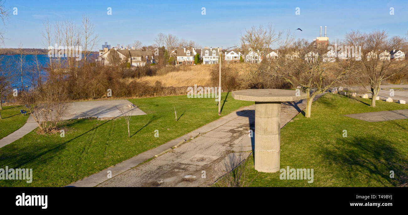 Detroit, Michigan - la base d'une tour radar est tout ce qui reste de l'époque de la guerre froide d'un missile Nike site sur la rivière Detroit, près d'une habitation neuve subdivis Banque D'Images