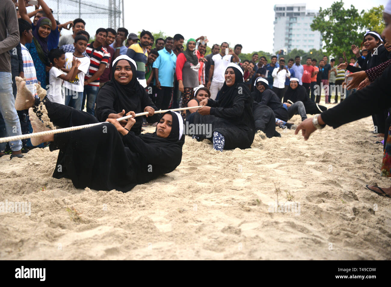 Les femmes des Maldives tirant à la corde pour le fun Banque D'Images