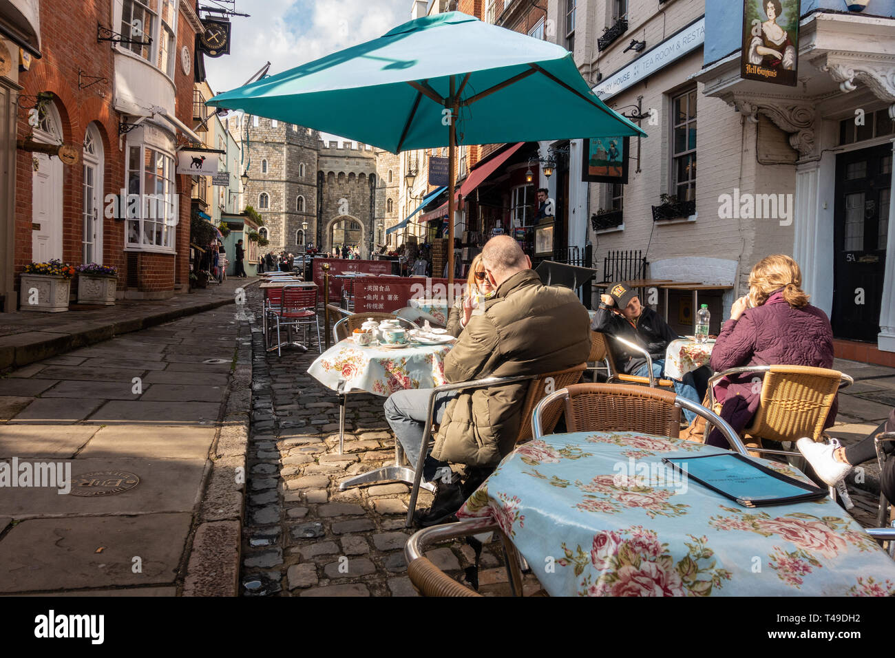 Des tables et des chaises à l'extérieur d'un café dans la rue de l'Église, Windsor, Royaume-Uni. Banque D'Images