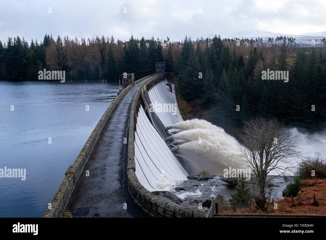 Loch Laggan libérant du barrage hydroélectrique de l'eau pour produire de l'électricité, Highlands, Écosse, Royaume-Uni, Europe Banque D'Images
