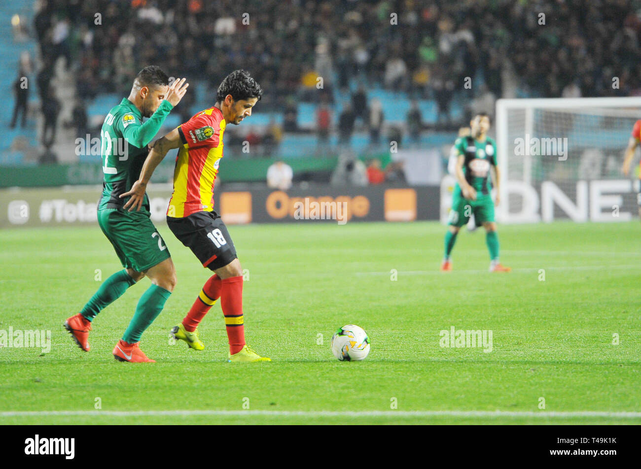 Rades, Tunisie. 13 avr, 2019. Saad (18) Bguir auteur de deux buts pour l'EDT et Med Nassim Yattou(22) pendant le match Espérance sportive de Tunis (EST) contre le CS Constantine (Algérie) le samedi 13 avril au stade de Rades pour les quarts de finale de la Ligue Africaine des Champions 2018-2019. Credit : Chokri Mahjoub/ZUMA/Alamy Fil Live News Banque D'Images