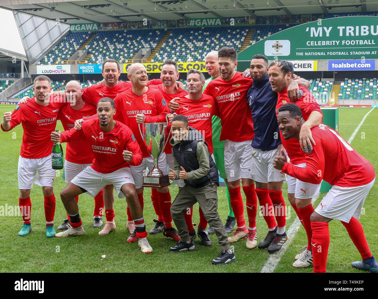 Windsor Park, Belfast, Irlande du Nord, Royaume-Uni. 14 avr, 2019. 'Ma' - Hommage à une célébrité match de football organisé par le Soccer Sellebrity avec Calum Best (fils de George Best, Manchester United l'Irlande du Nord et la légende) L'un des moteurs, avec d'autres, derrière elle. L'événement permettra d'amasser des fonds pour l'AOCNA (Association Nationale pour les enfants d'alcooliques) et l'Irish Sea Foundation. L'action de l'événement d'aujourd'hui. Jake Woods ascenseur latéral le trophée. Crédit : David Hunter/Alamy Live News. Banque D'Images