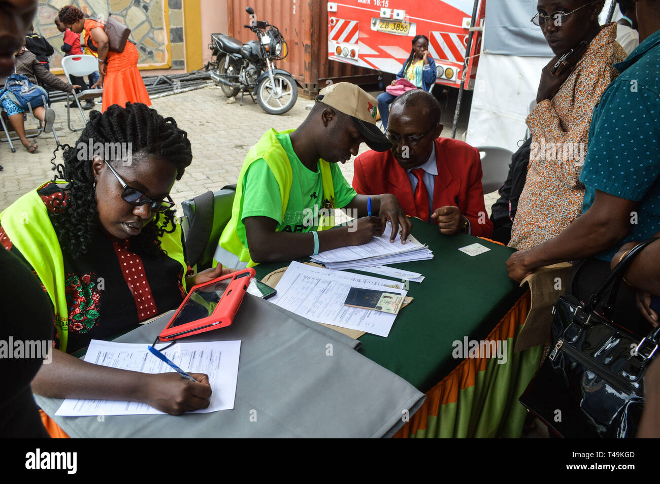 Nakuru, vallée du Rift, au Kenya. 14 avr, 2019. Les personnes sont considérées être enregistré pour Huduma Namba, Kenya National intégré du système de gestion de l'identité dans la ville de Nakuru.Le gouvernement affirme que le nouveau nombre puisse l'aider à la planification et à améliorer les services sociaux de ses citoyens. MasterCard a établi un partenariat avec le gouvernement du Kenya dans ce projet et de nombreux Kenyans croient que le gouvernement n'est pas transparent, tandis que le déploiement de ce projet. Credit : James/Wakibia SOPA Images/ZUMA/Alamy Fil Live News Banque D'Images