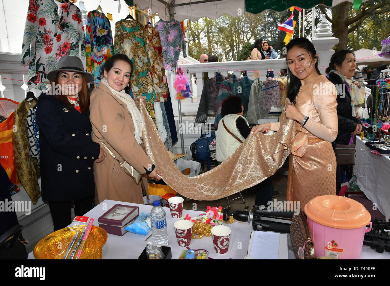 Londres, Royaume-Uni. 14 avr, 2019. Célèbre le Nouvel An Thaï (Songkran) au Temple Buddhapadipa Wimbledon en appelé Songkran Festival de l'eau, Londres, Royaume-Uni. Credit Photo : Alamy/Capital Live News Banque D'Images