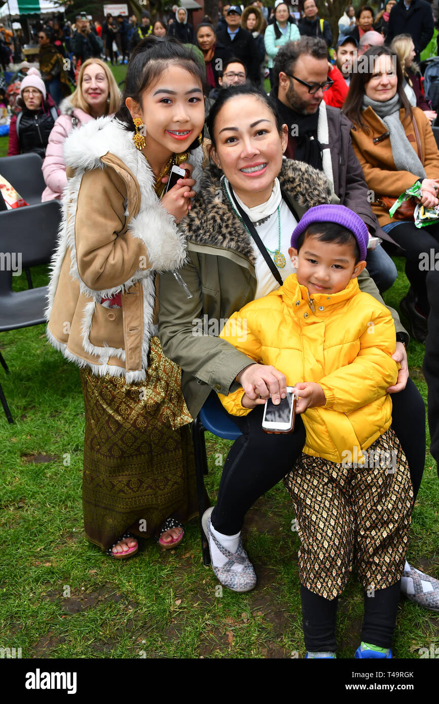 Londres, Royaume-Uni. 14 avr, 2019. Célèbre le Nouvel An Thaï (Songkran) au Temple Buddhapadipa Wimbledon en appelé Songkran Festival de l'eau, Londres, Royaume-Uni. Credit Photo : Alamy/Capital Live News Banque D'Images