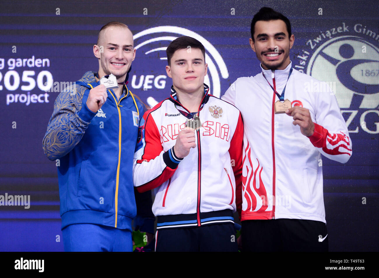 Pakhniuk Petro de l'Ukraine, de la Russie et Nikita le Nagorny-karabakh Ferhat Arican de Turquie sont vus posant avec des médailles à la cérémonie de remise des prix de la finale des barres parallèles durant la finale de l'appareil 8e championnats d'Europe en gymnastique artistique (jour 5), Banque D'Images