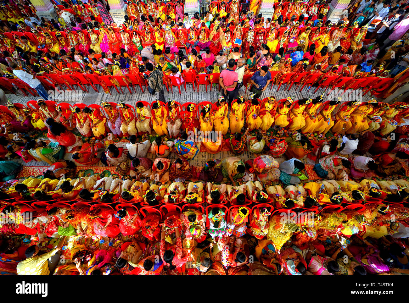 Kolkata, Inde. 14 avr 2019. Vue aérienne de l'intérieur adyapith Temple montrant autour de 2000 jeunes filles comme ils participent à Kumari Puja cette année. Kumari Puja est une tradition hindoue principalement célébré pendant le Durga Puja/Basanti Puja/Navratri selon calendrier hindou. Kumari décrit en réalité une jeune fille vierge à partir de l'âge 1 à 16 ans qui s'adoraient pendant la transition d'Ashtami/Navami tithi de Durga Puja Navaratri/selon la mythologie Hindoue. Credit : SOPA/Alamy Images Limited Live News Banque D'Images