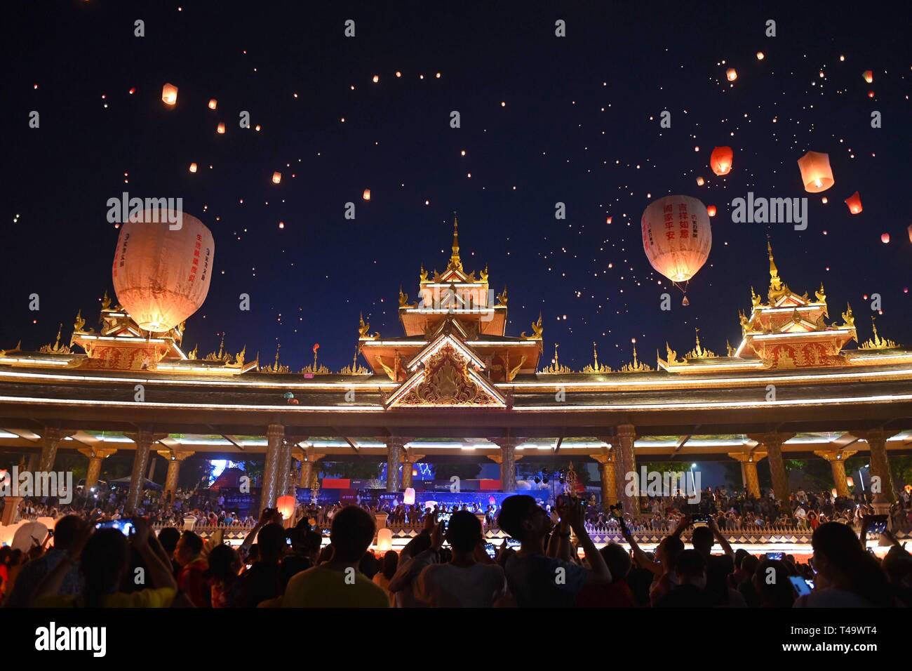 Beijing, Chine. 13 avr, 2019. Les gens voler Kongming lanternes, une sorte de petit ballon à air chaud, par le papier de la rivière Lancang à Jinghong City, dans le sud-ouest de la province chinoise du Yunnan, le 13 avril 2019, pour célébrer la nouvelle année du calendrier de l'ethnie Dai. Credit : Qin Qing/Xinhua/Alamy Live News Banque D'Images